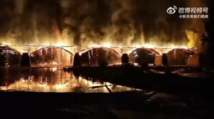 Se incendia y colapsa un puente de madera de unos 900 años en China