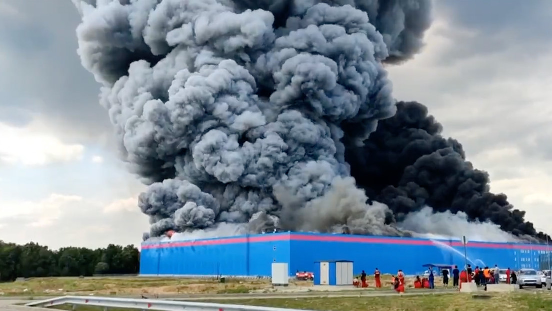 Un muerto, 13 heridos y más de mil evacuados por un incendio ocurrido en Moscú