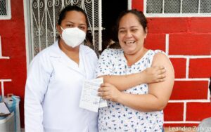 Brigadistas se desplazan al barrio Batahola Sur para inocular contra el Coronavirus