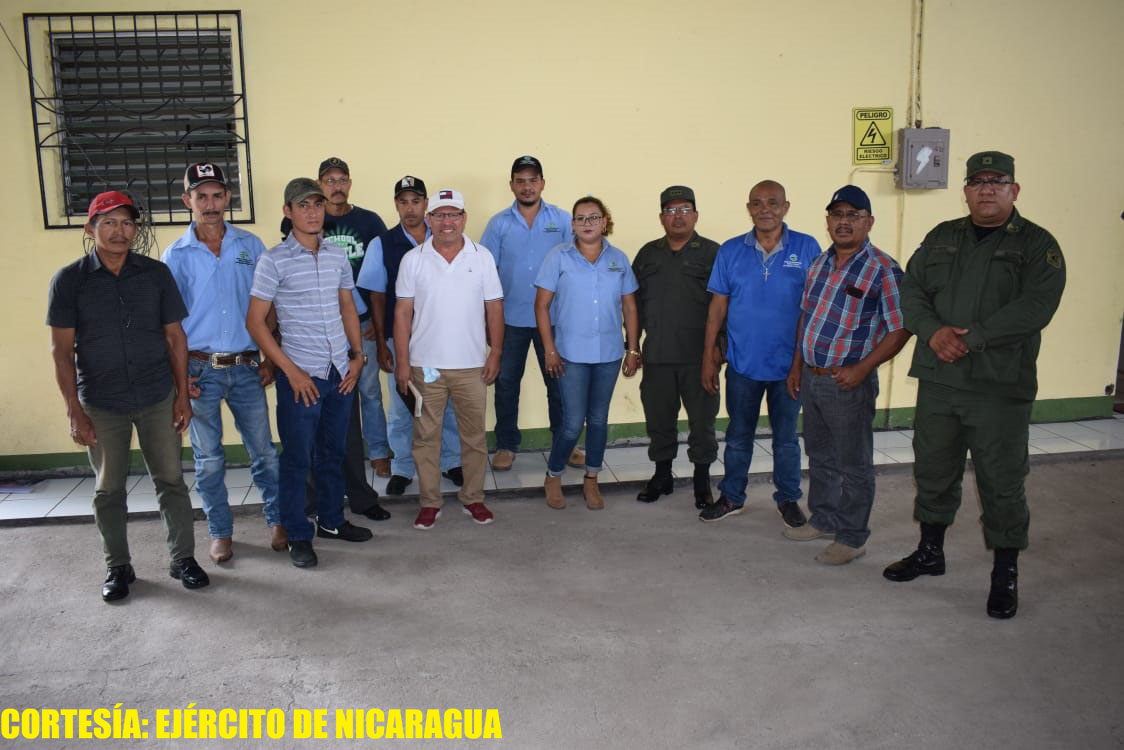 Efectivos militares participan en reunión con productores cafetaleros de Nueva Guinea