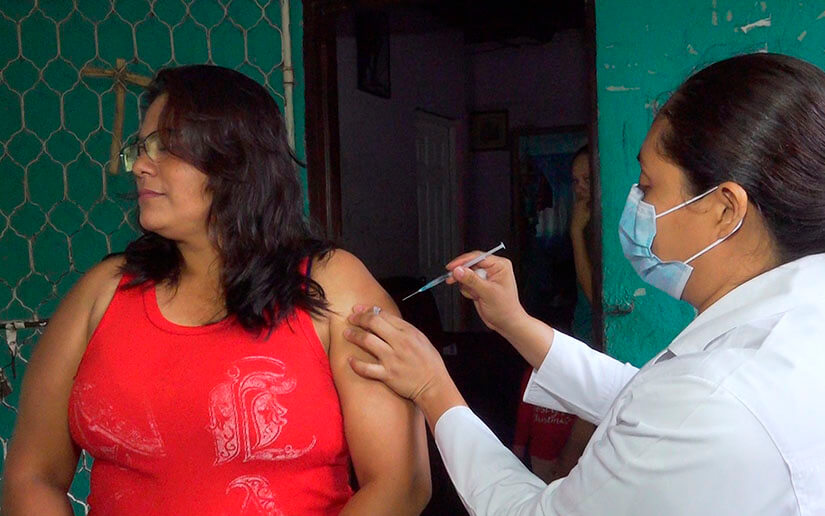 Minsa inmuniza a la población capitalina contra el Covid-19