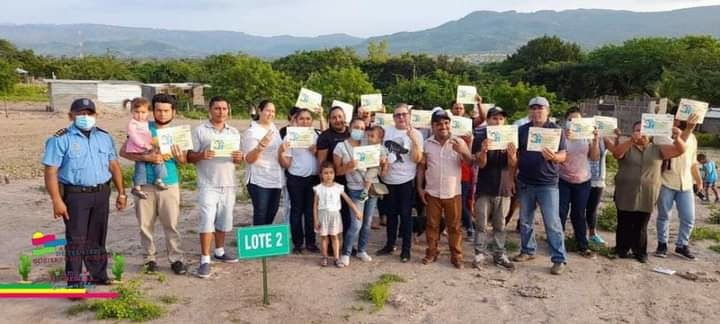 33 familias reciben sus lotes de terreno en Boaco
