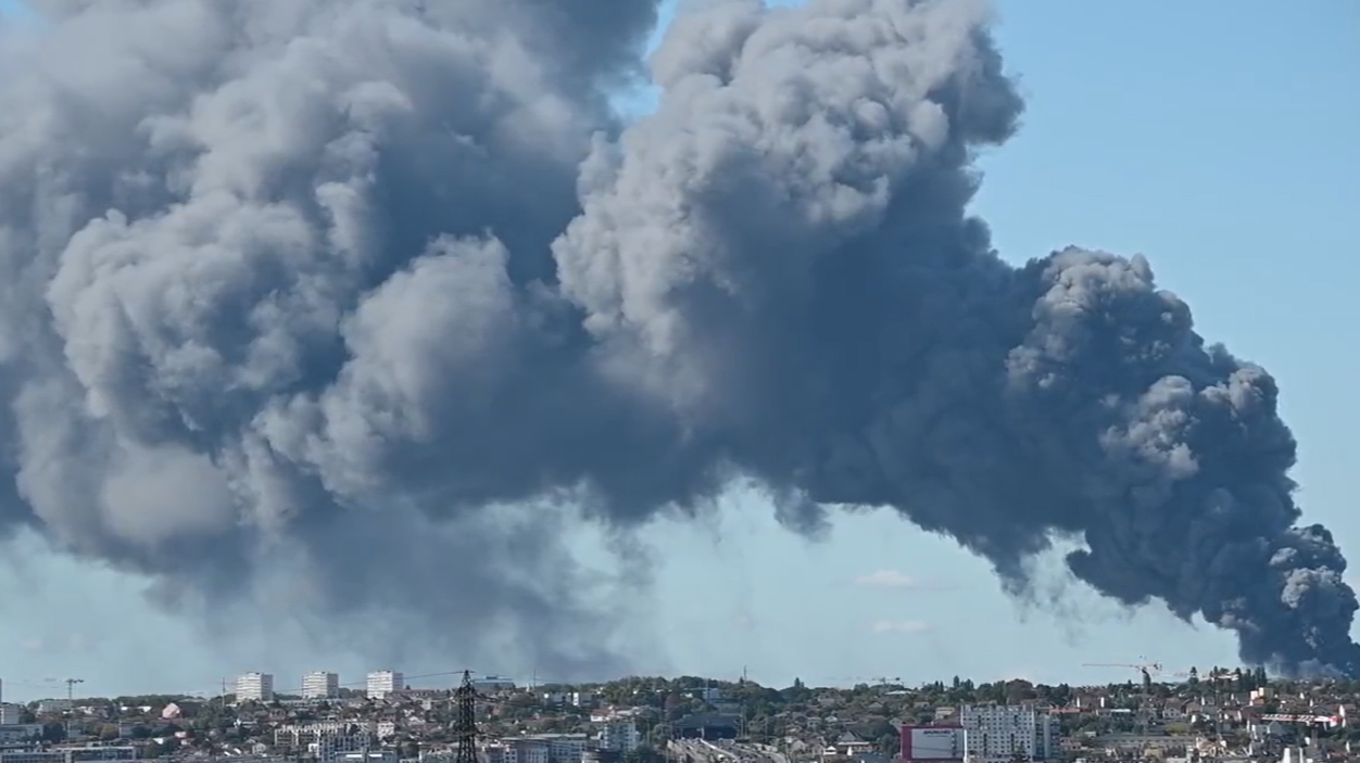 Se registra un gran incendio en el principal mercado de París