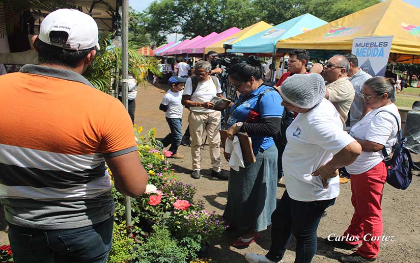 150 emprendedores participan de feria en honor al Día Nacional de la Biblia