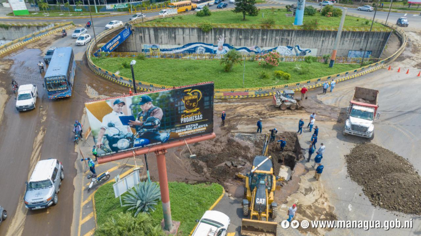 Autoridades dan mantenimiento a fuga de tubería en la Rotonda Centroamérica