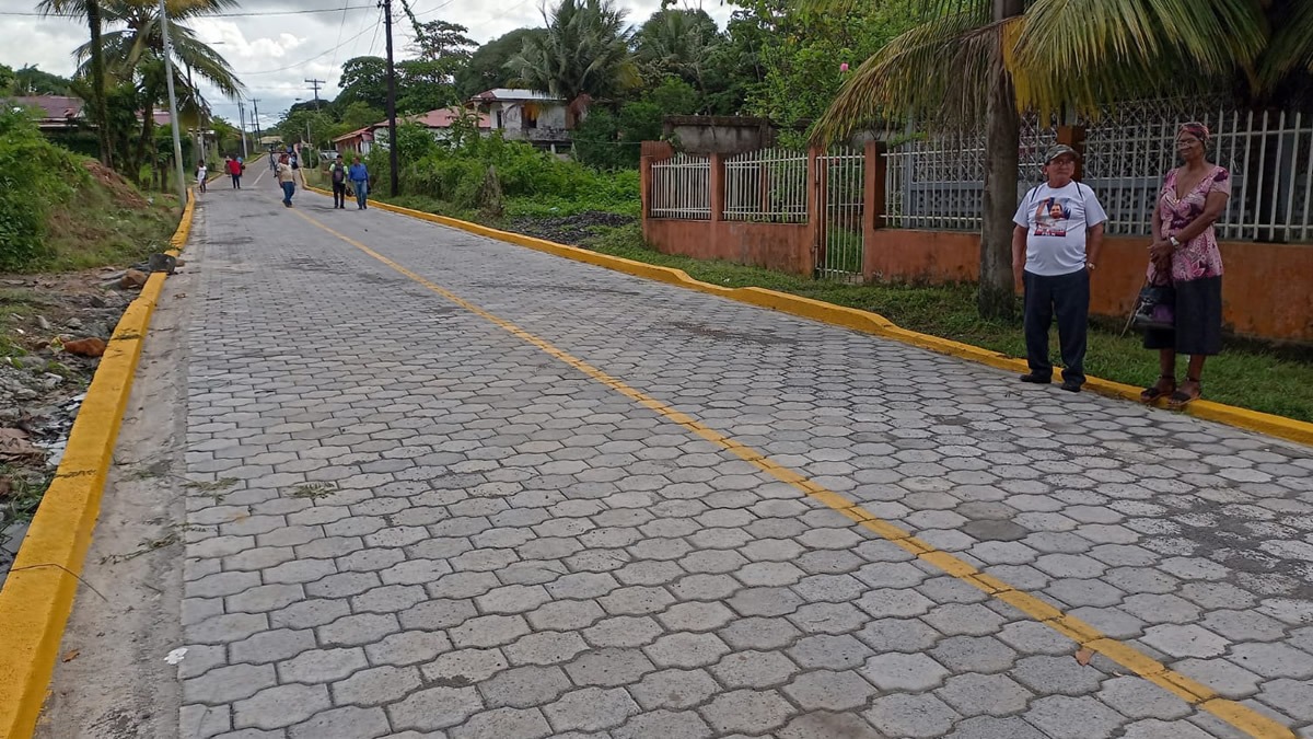Entregan 100 metros lineales de calle en Bluefields