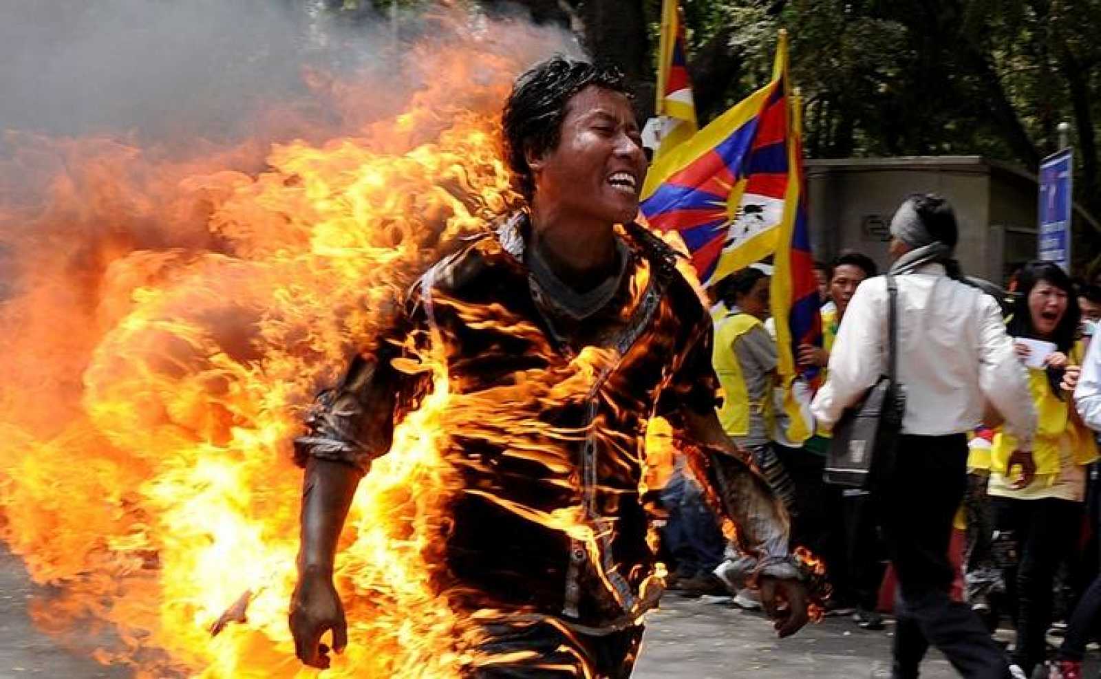 Un hombre se prende fuego en Tokio para protestar por el funeral de Estado de Shinzo Abe