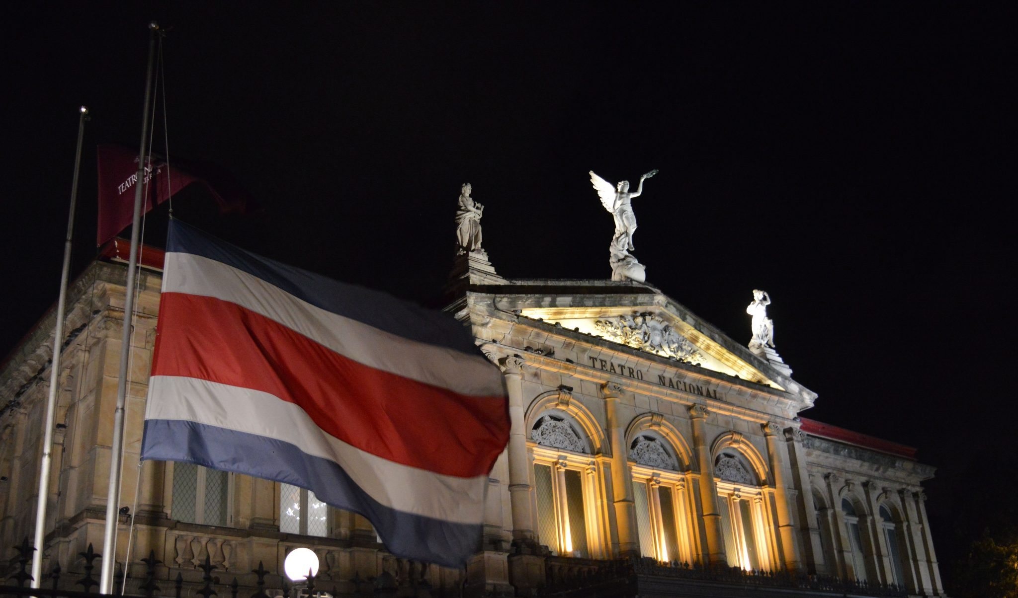Costa Rica baja la bandera a media asta por las víctimas del deslave en Cambronero