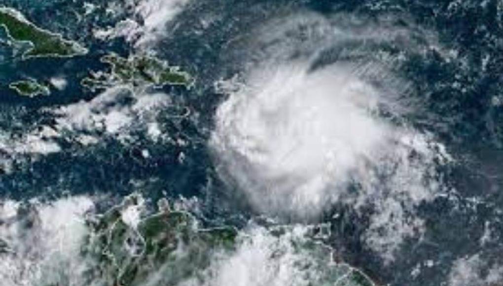 Tormenta Fiona esta cerca de Puerto Rico y de convertirse en huracán