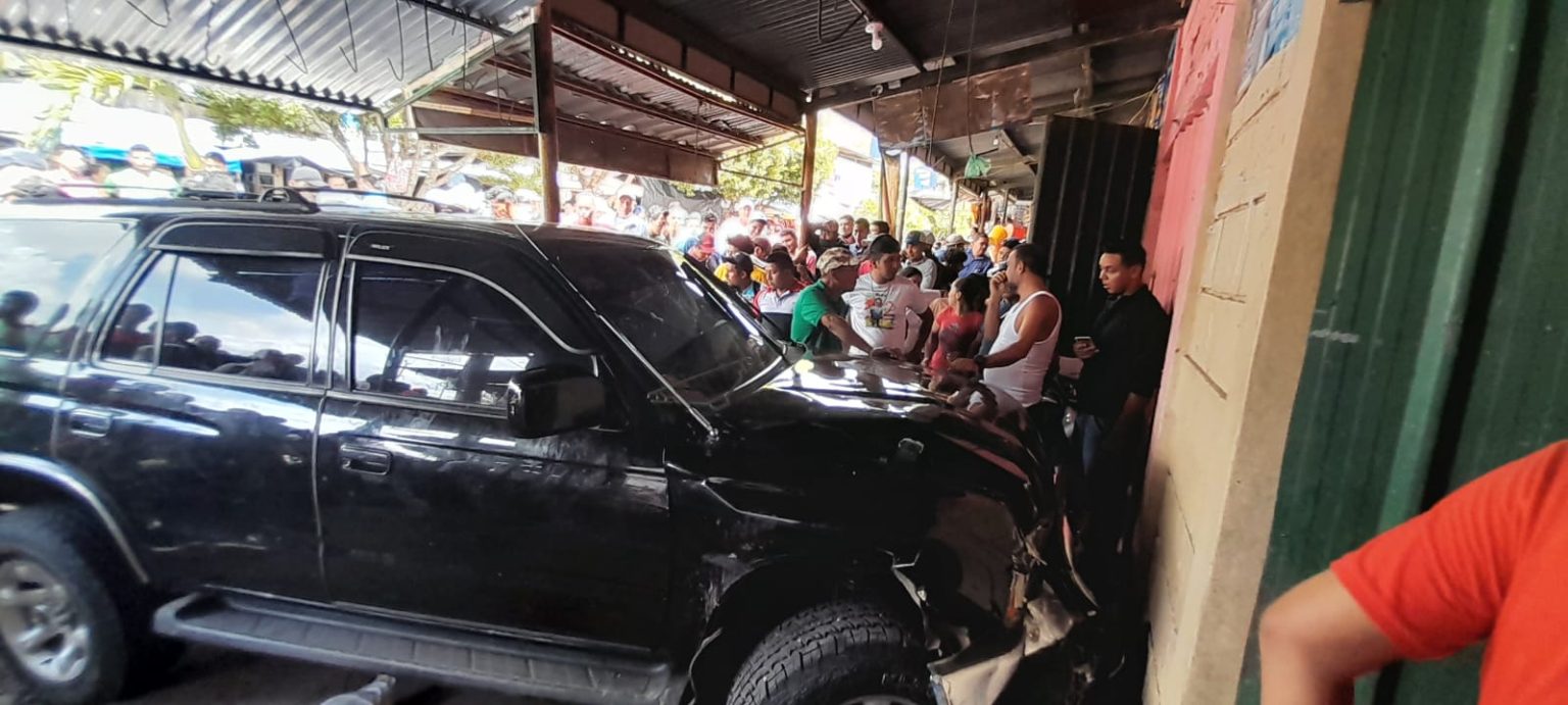 Camioneta embiste a comerciante en un tramo del mercado de Matiguás