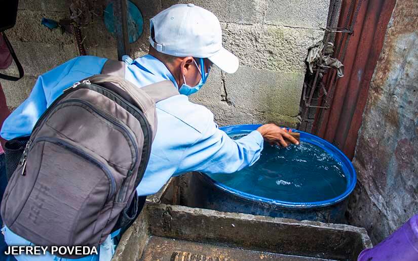 Brigadistas fumigan viviendas del barrio Selim Shible