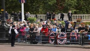 Miles de personas se concentran en Londres para despedir a Isabel II