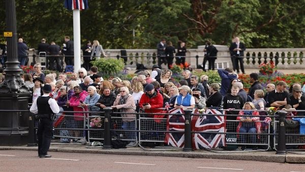Miles de personas se concentran en Londres para despedir a Isabel II