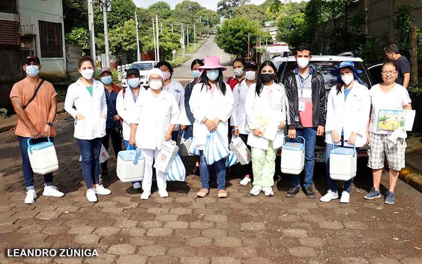 Héroes de "bata blanca" siguen inoculando contra el Coronavirus
