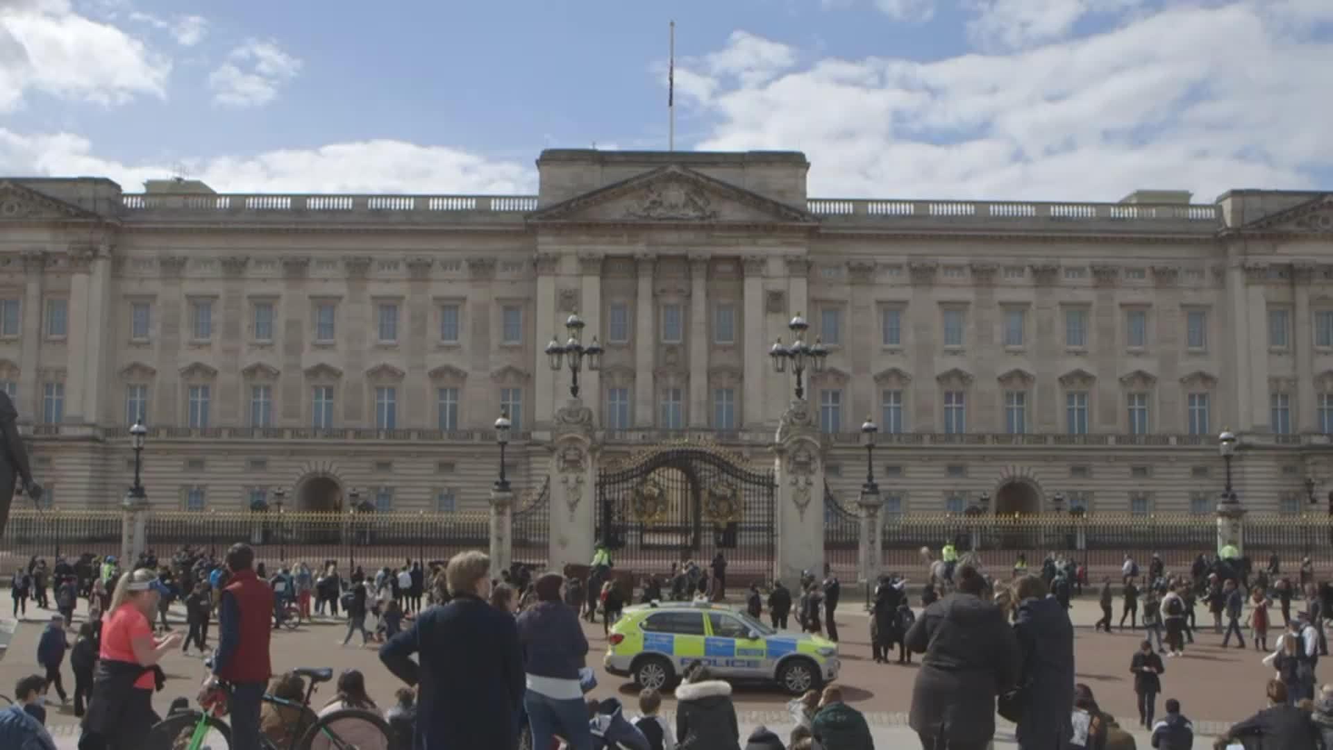 Multitud se reúne frente al Palacio de Buckingham
