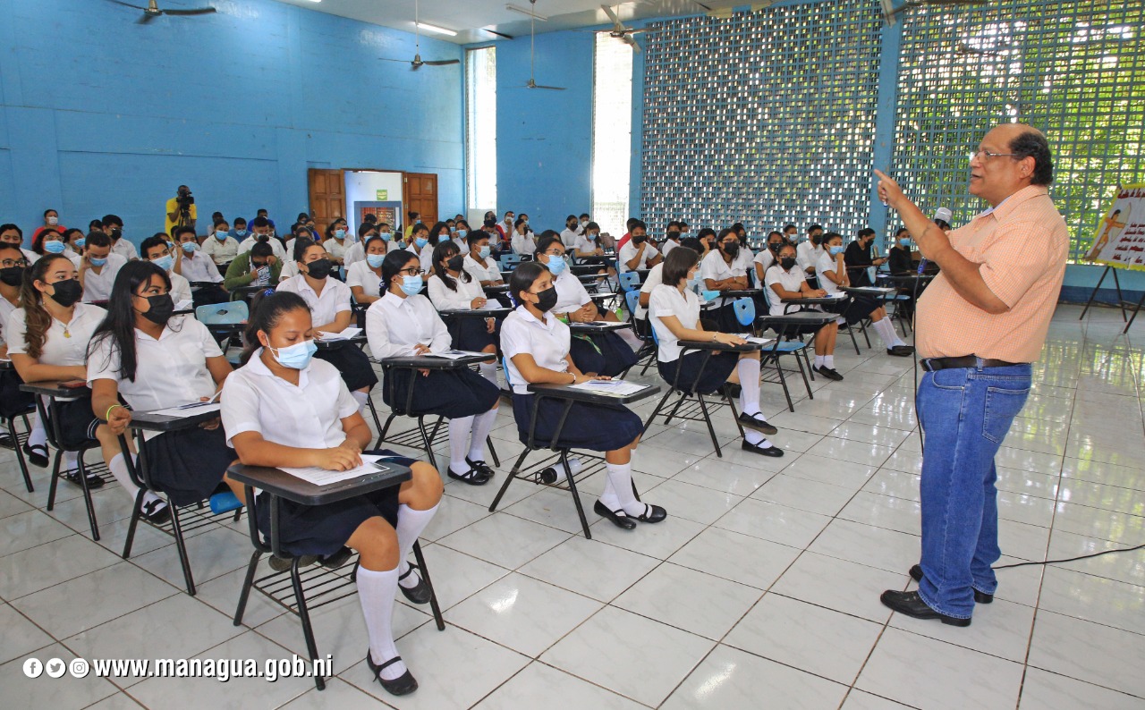 Estudiantes de la normal reciben conversatorio sobre la historia de Nicaragua