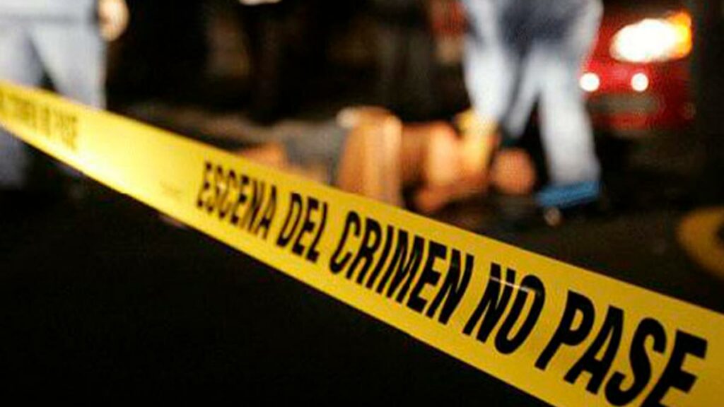 Policía busca a sujeto que asesinó de múltiples machetazos a su cónyuge