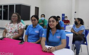 15 docentes participan en el taller creativo sobre escritura en el inglés