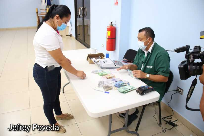 Educadores reciben pago adelantado del mes de septiembre