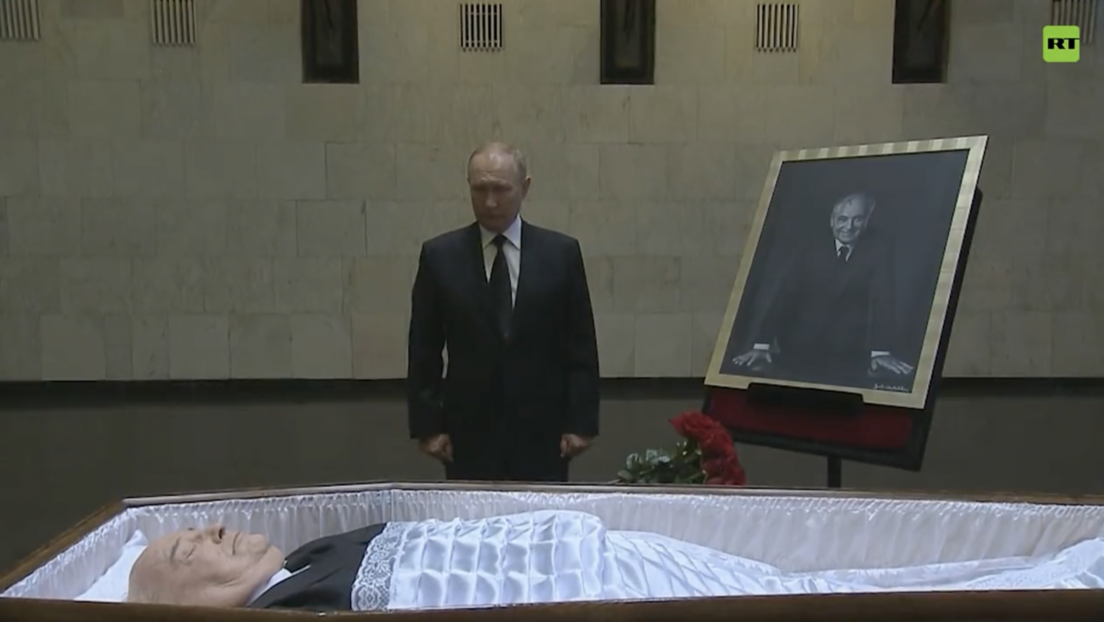 Vladímir Putin se despide del último mandatario de la URSS, Mijaíl Gorbachov