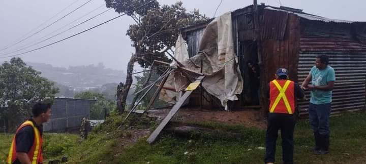 Ráfagas de vientos arrancan techos de viviendas en Río Blanco