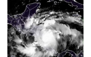 Julia aún es huracán y sigue avanzando sobre Nicaragua