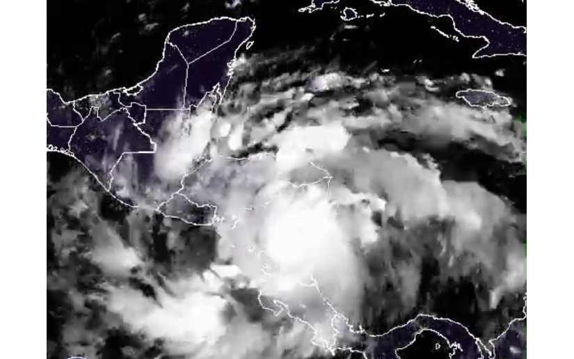 Julia aún es huracán y sigue avanzando sobre Nicaragua