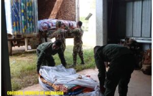 Efectivos militares participan en descarga de ayuda humanitaria