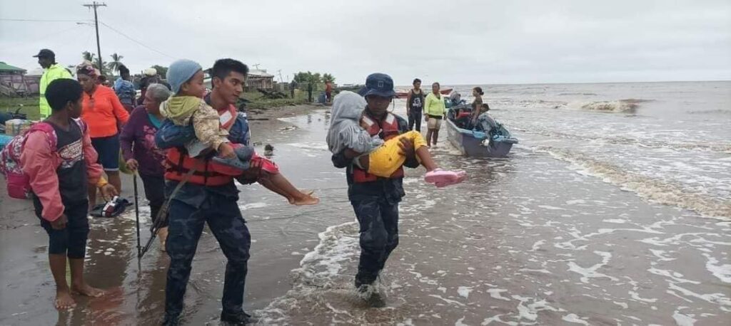 Ejército de Nicaragua evacúan a familias del Caribe Sur