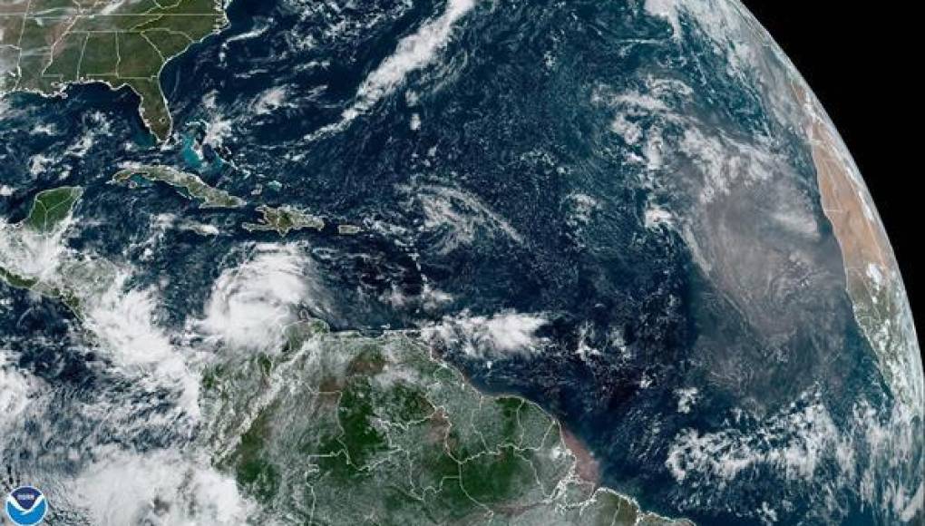 Fenómeno Julia será huracán esta noche cuando salga de Colombia