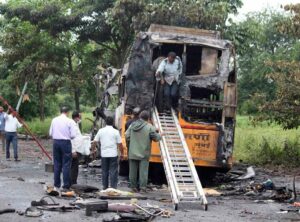 Al menos 12 muertos al incendiarse un autobús tras chocar con un camión en la India