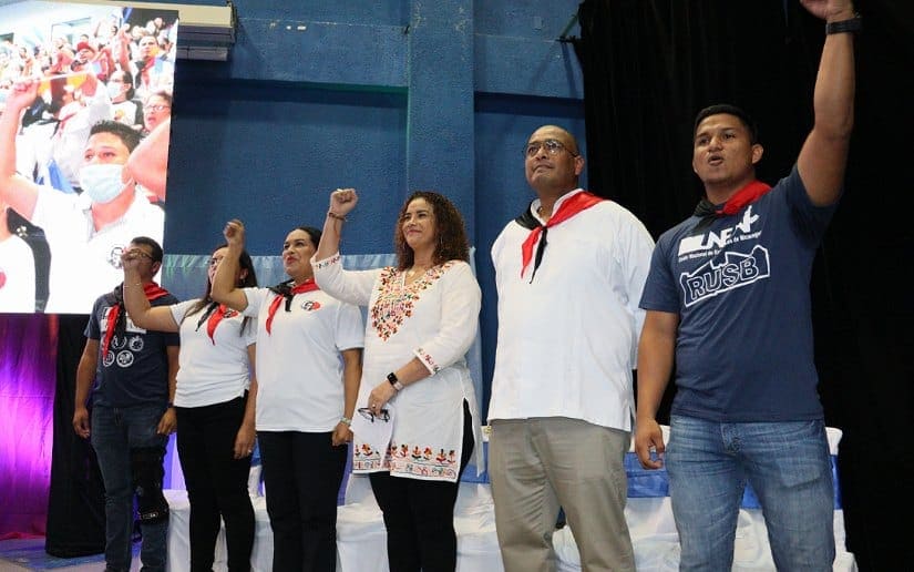 Fórmula capitalina sostiene encuentro con estudiantes universitarios