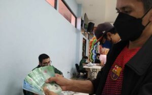 Trabajadores de la educación reciben el pago adelantado del mes de octubre