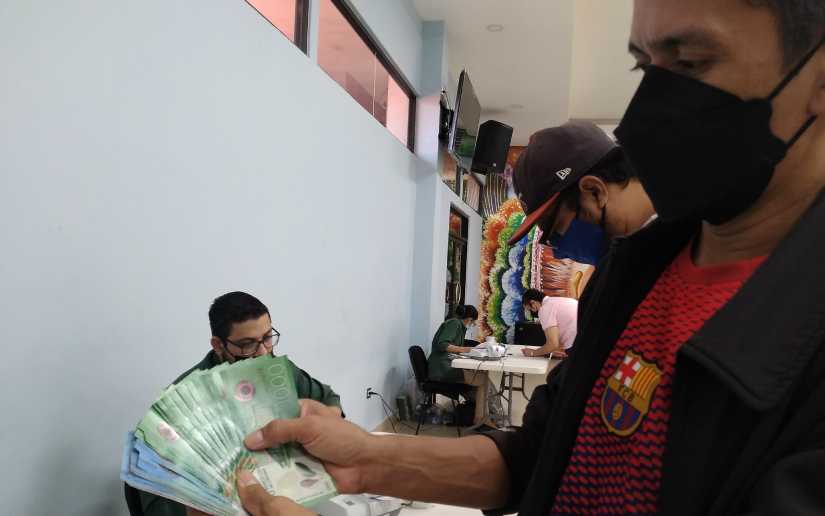 Trabajadores de la educación reciben el pago adelantado del mes de octubre