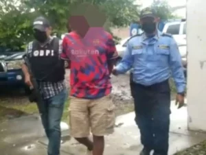 Tras las rejas compatriota acusado de asesinar a golpes a su hijastro en Honduras