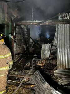 Voraz incendio consume cuatro tramos en el mercado Oriental