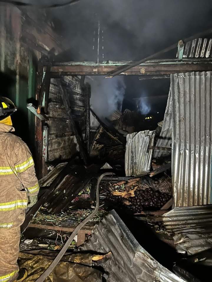 Voraz incendio consume cuatro tramos en el mercado Oriental
