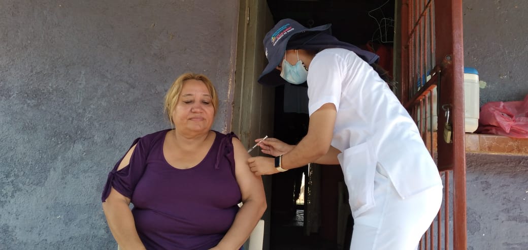 Brigada de Salud vacuna contra la covid-19 y entrega antiparasitarios