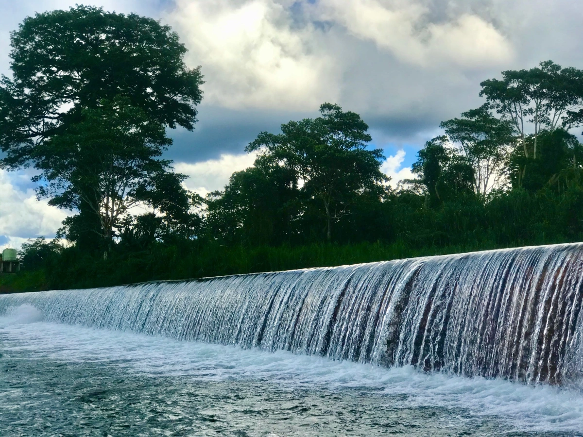 Buscan cuerpo de nica arrastrado por corriente en Costa Rica