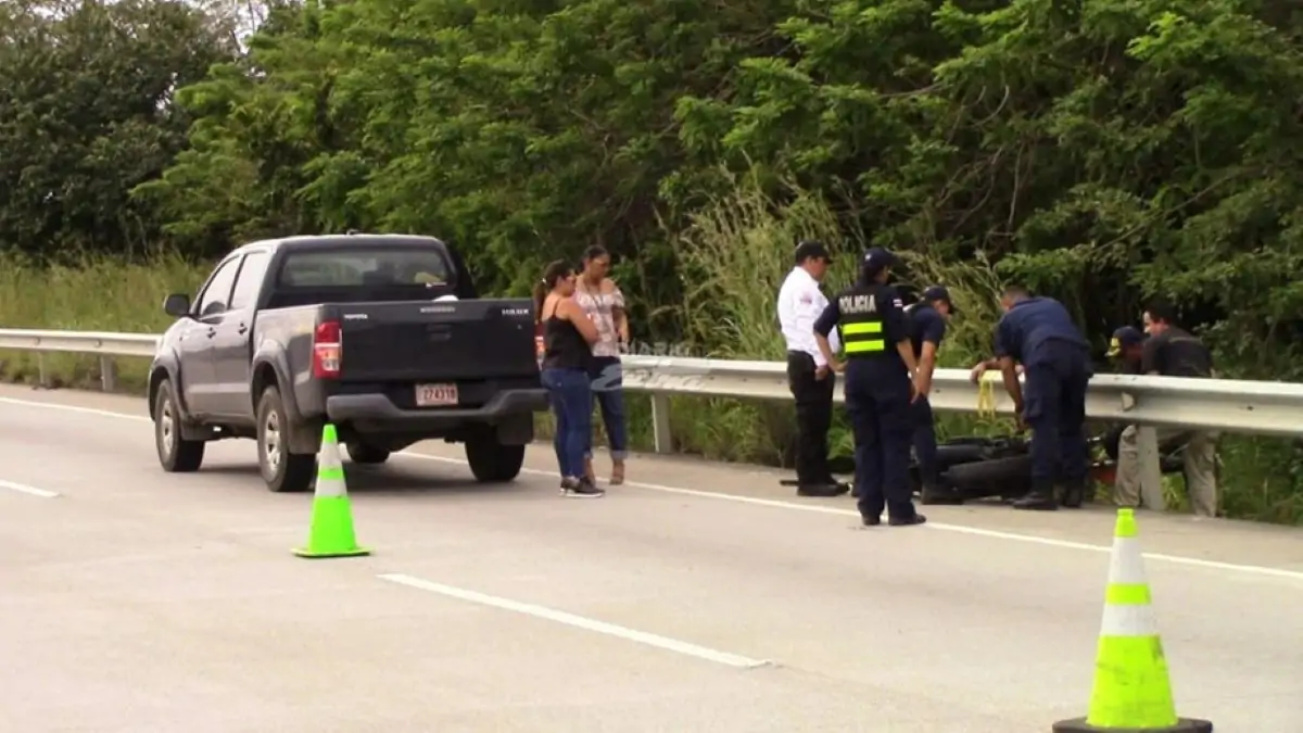 Motociclista nica fallece en Costa Rica tras estrellarse en barrera de autopista