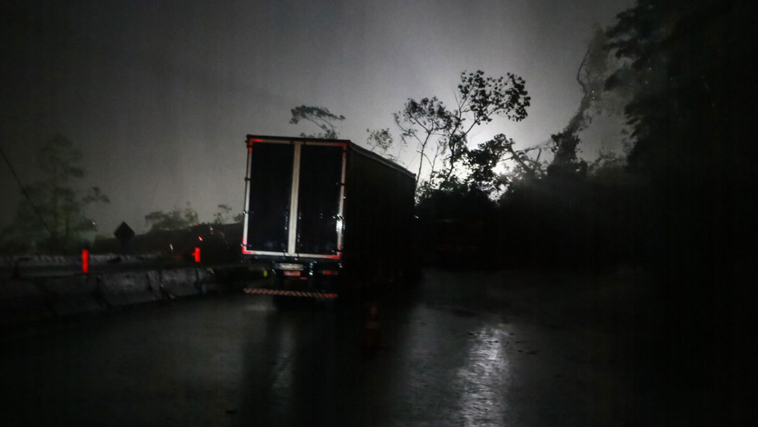Deslizamiento en Brasil deja varias personas desaparecidas tras arrastrar sus vehículos
