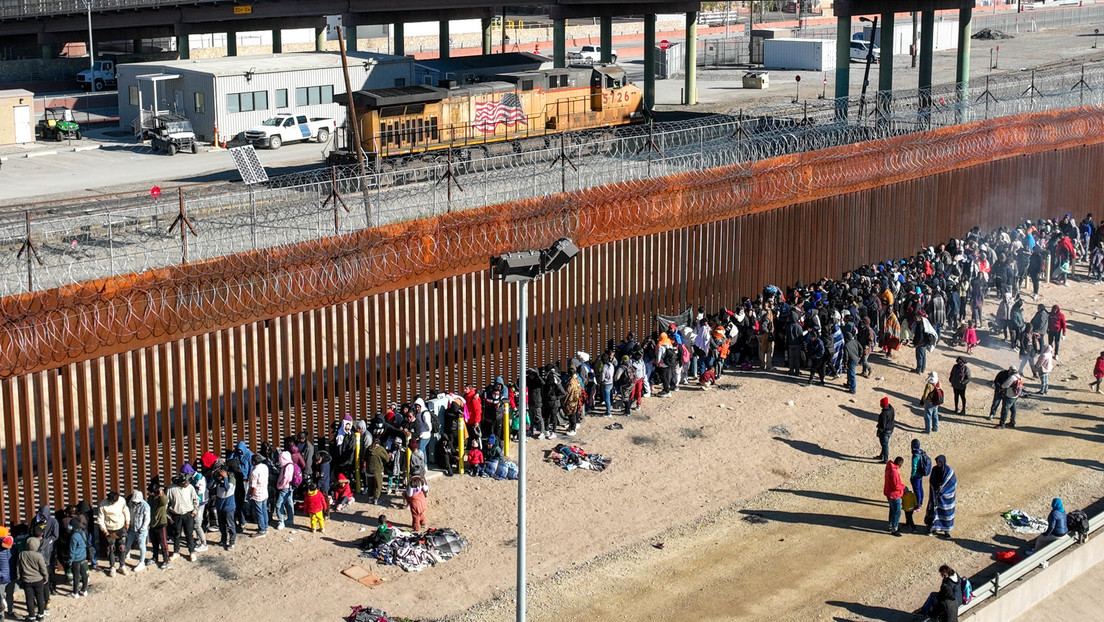 Instalan una carpa gigante en la frontera con México a la espera de un aluvión de migrantes