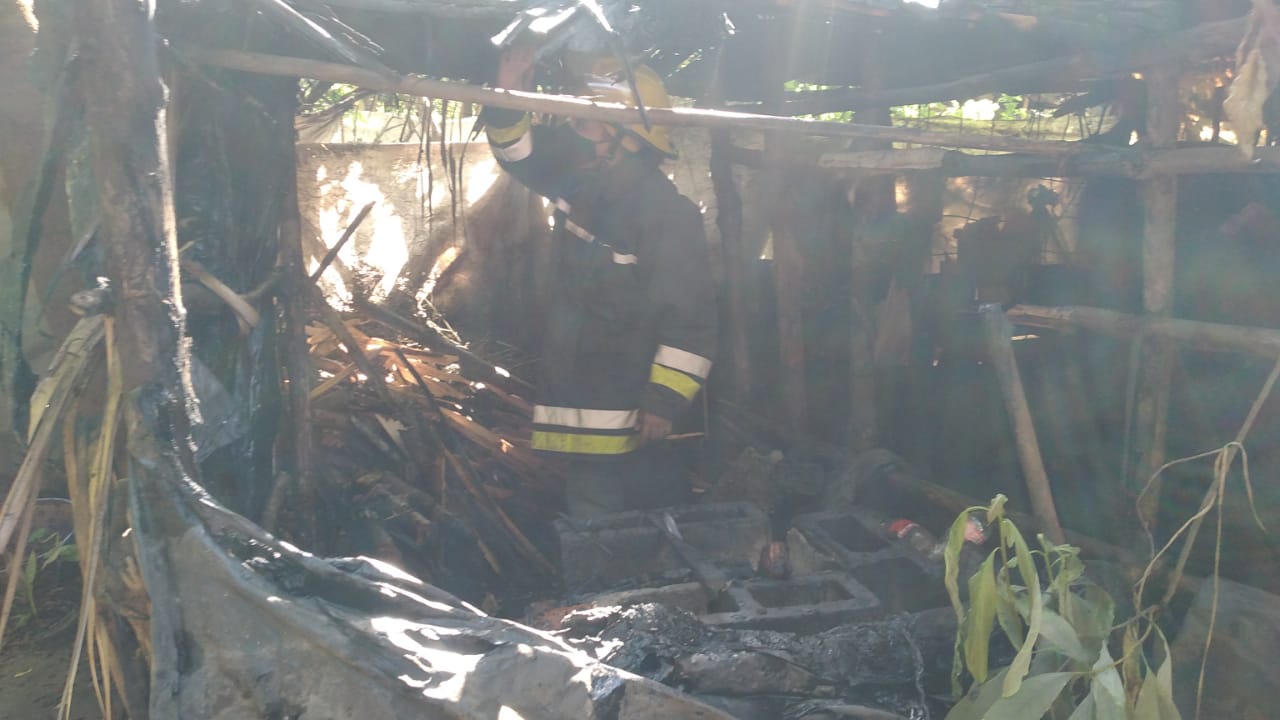 Incendio deja cuantiosos daños materiales en una vivienda de Chinandega