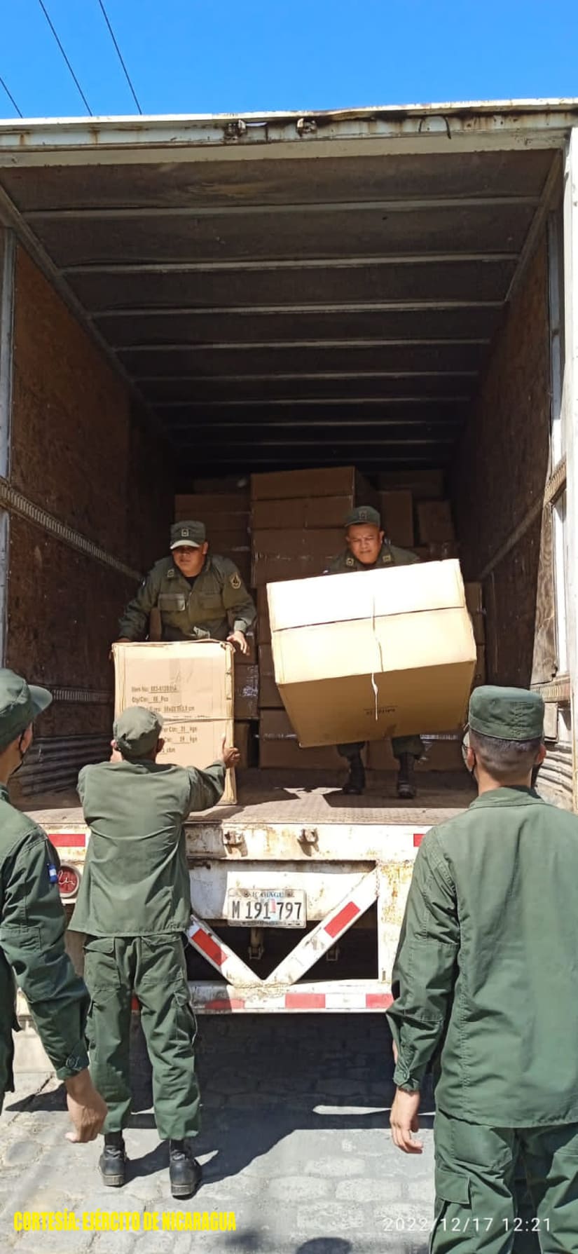 Efectivos militares realizan el descargue de 9.732 juguetes en Ciudad Sandino