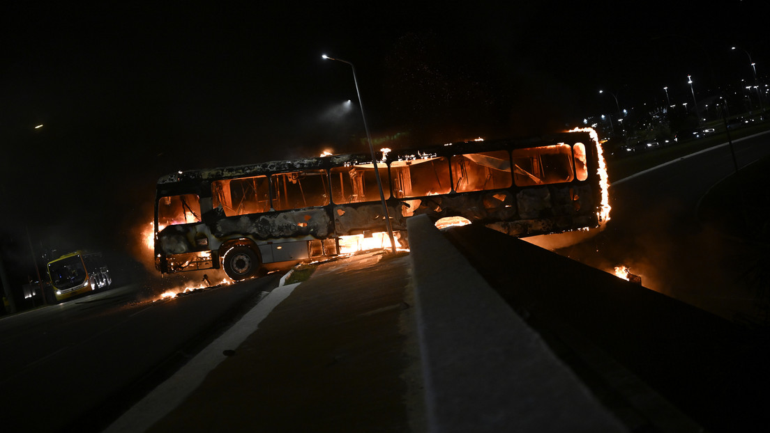 Ocho vehículos y cinco autobuses incendiados: protestas bolsonaristas en Brasilia