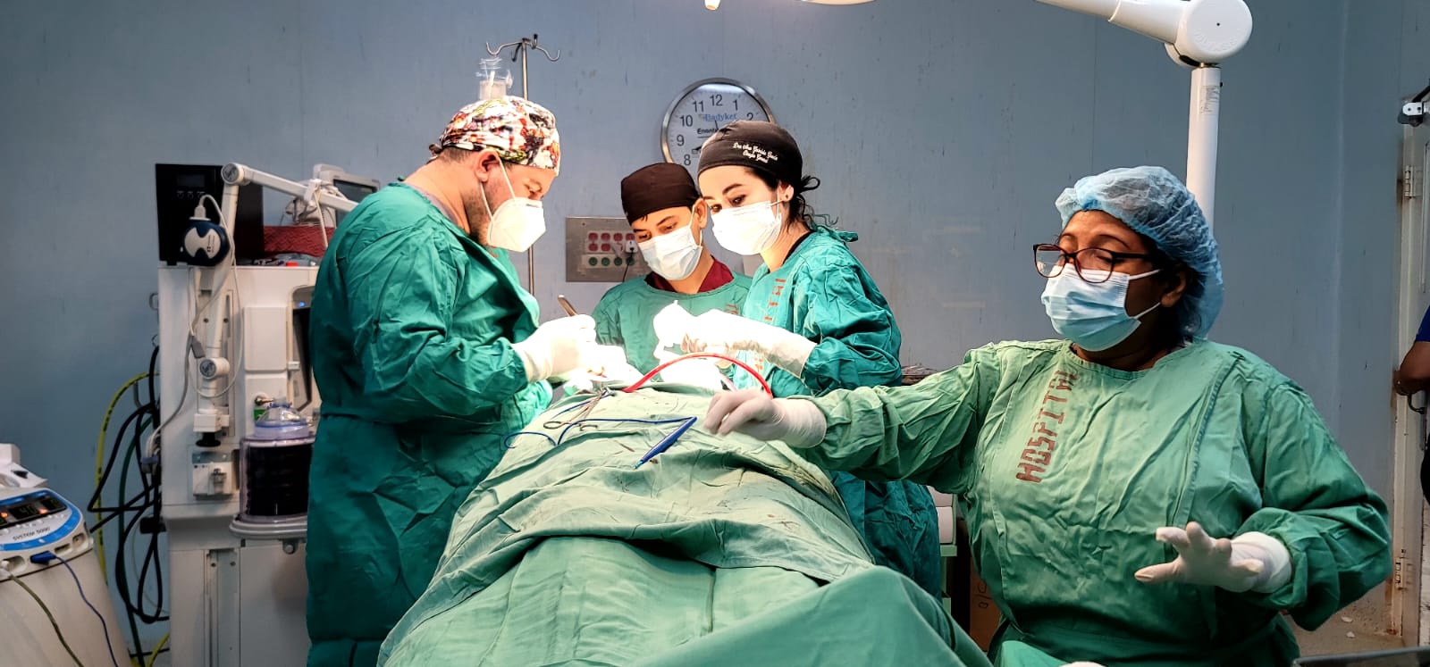 Médicos del Hospital Manolo Morales en jornada de cirugías laparoscópicas y oncológicas