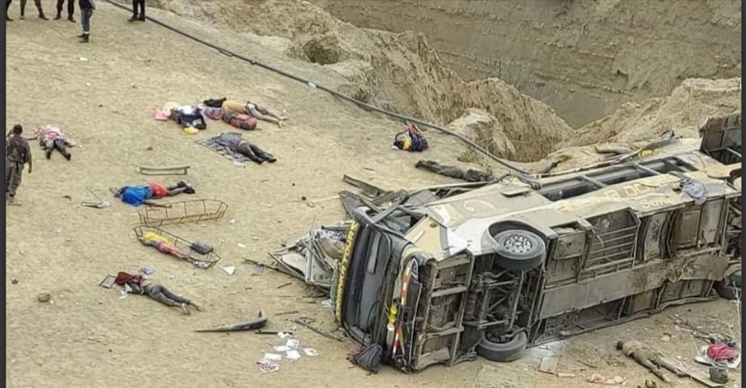 Al menos 20 muertos y varios heridos tras caer un autobús por un precipicio en Perú