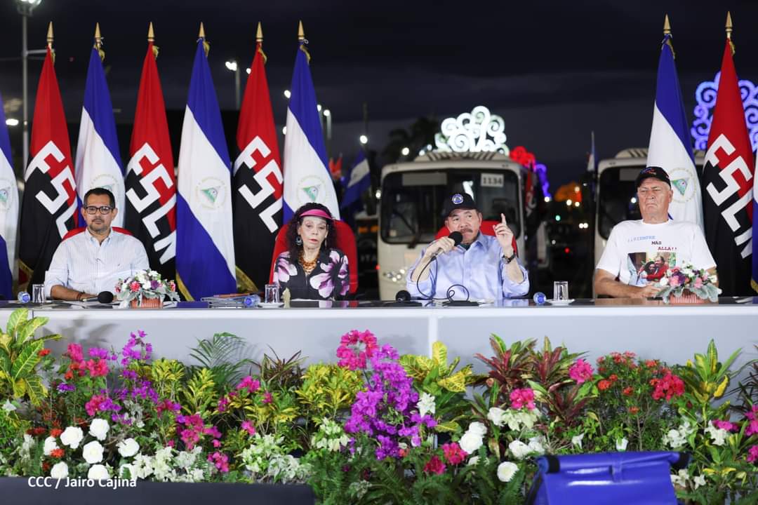 Presidente Daniel Ortega entrega nuevos buses a cooperativas