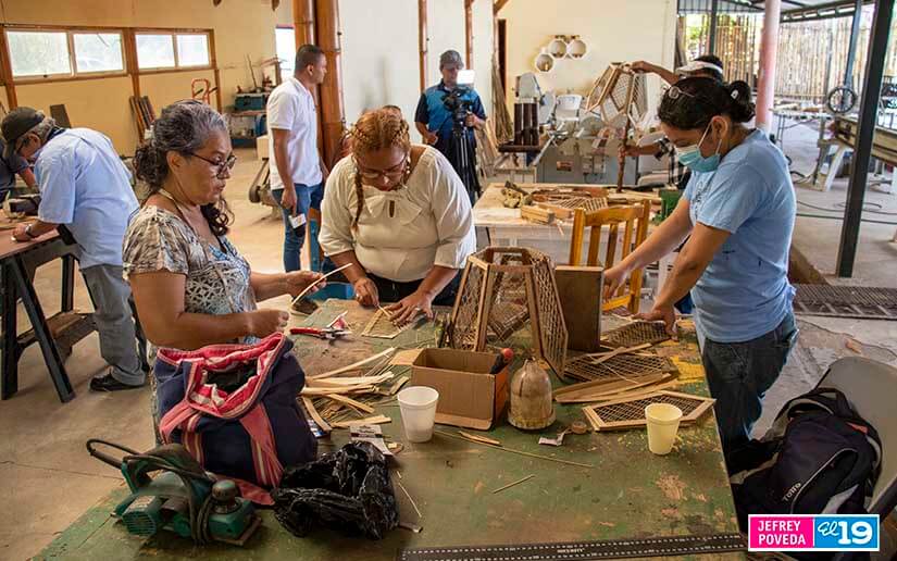 Mefcca capacita a mujeres en técnicas decorativas con uso del bambú