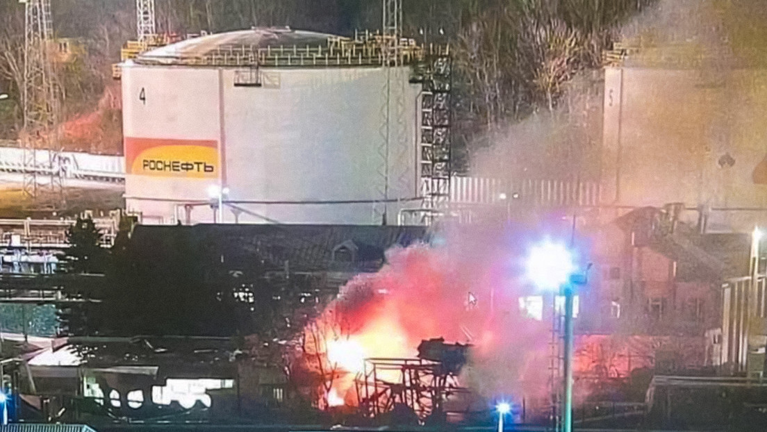 Se incendia un edificio en un depósito petrolero al sur de Rusia 